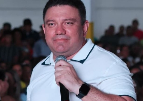 No Amazonas, prefeito compra livros sem licitar por quase R$ 800 mil