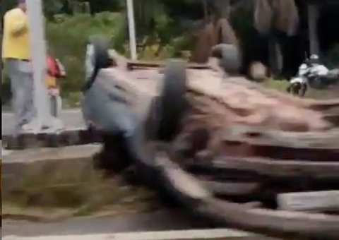 Carro desliza na pista molhada e capota na AM-070