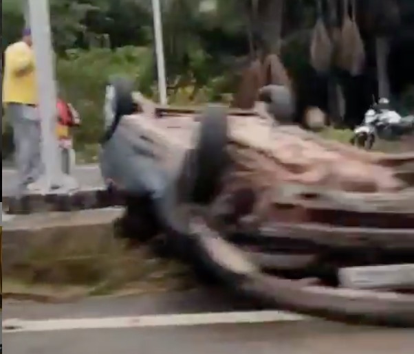 Carro desliza na pista molhada e capota na AM-070