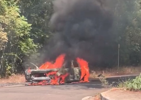 Carro é consumido pelo fogo na Ponta Negra; veja vídeo