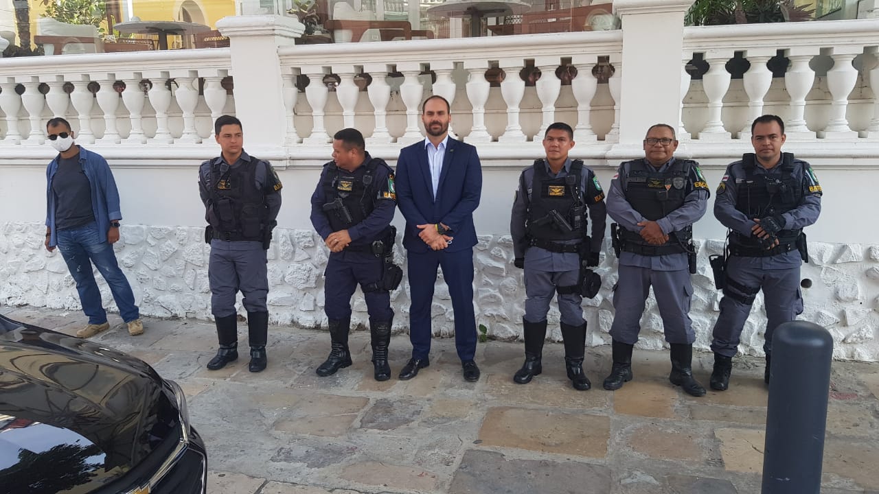 Eduardo e Flávio Bolsonaro visitam Teatro Amazonas; veja fotos 