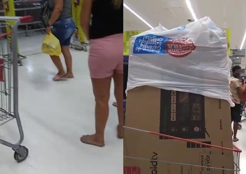 Mulher é flagrada furtando TV de 50 polegadas em supermercado de Manaus