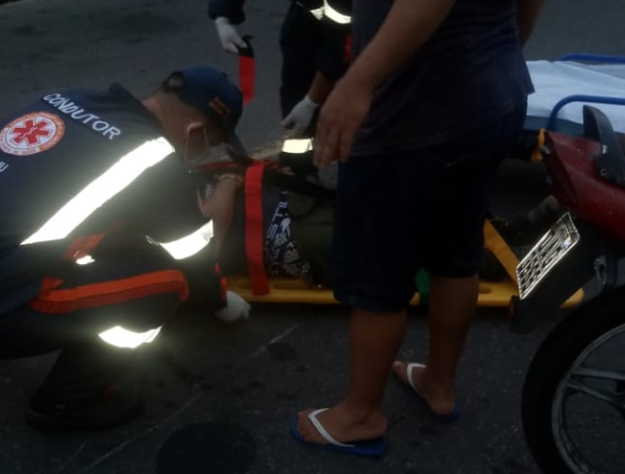 Motociclista fica ferido ao passar por lombada e ser arremessado em Manaus