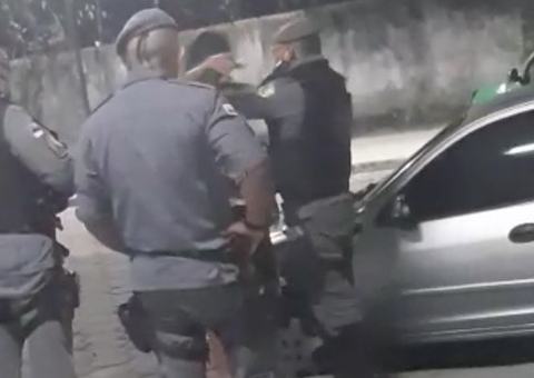 Vídeo: PM agride homem que entrou em hospital para socorrer pai em Manaus