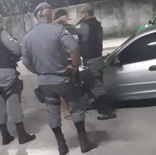 Vídeo: PM agride homem que entrou em hospital para socorrer pai em Manaus