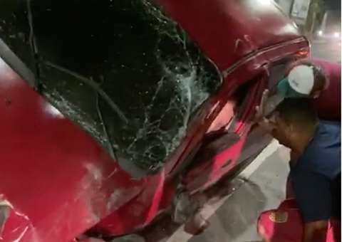 Em vídeo, populares tentam socorrer homem após acidente grave em Manaus