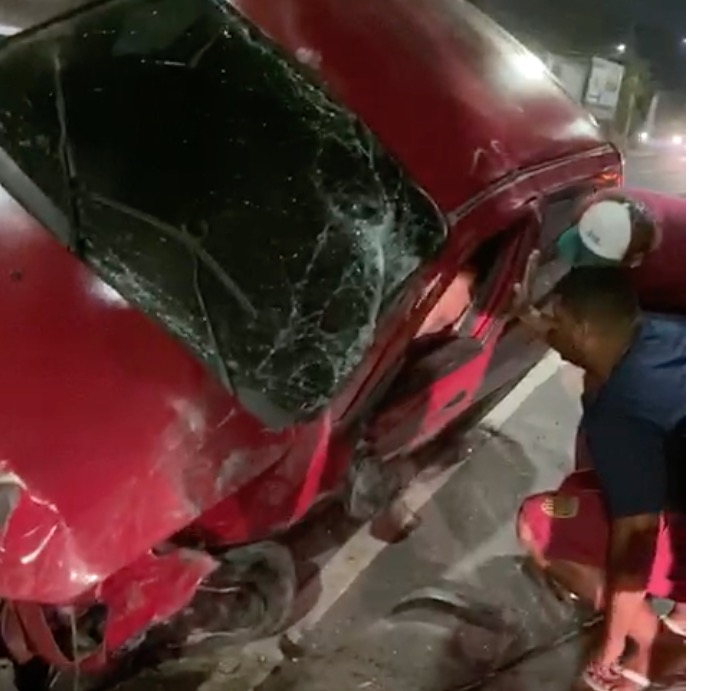 Em vídeo, populares tentam socorrer homem após acidente grave em Manaus