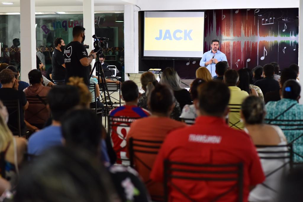 "Menos gastos para vereadores e mais com os Manauaras", afirma Jack Serafim