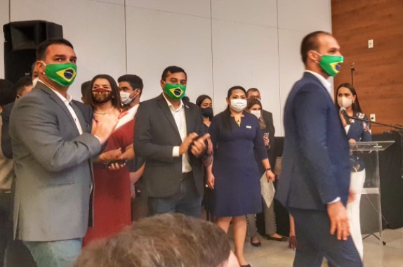 Flávio e Eduardo Bolsonaro destacam importância do turismo no Amazonas