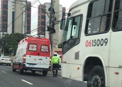 Motocicleta vai parar debaixo de ônibus em acidente em Manaus 
