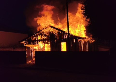 Filho fica ferido após pai brigar com mulher e atear fogo em casa em Manaus