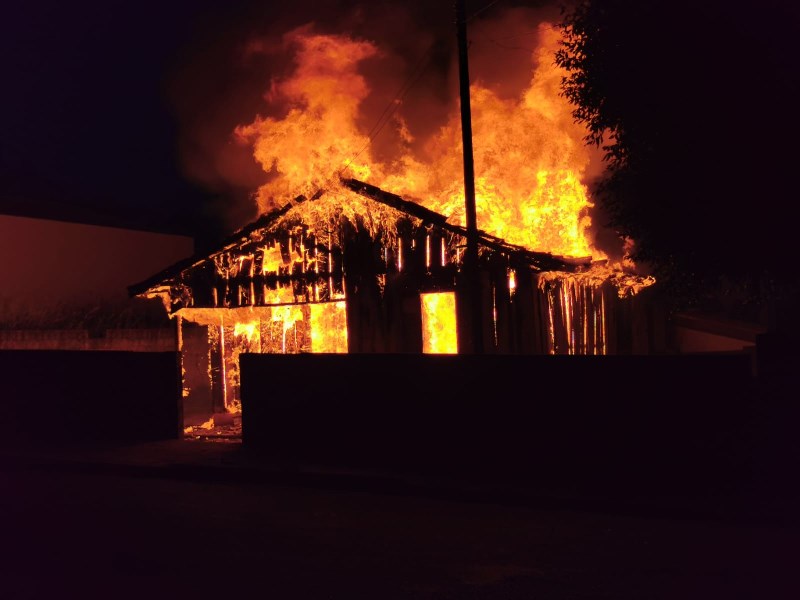 Filho fica ferido após pai brigar com mulher e atear fogo em casa em Manaus