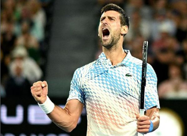 Djokovic vence Australian Open e alcança Nadal um ano após deportação