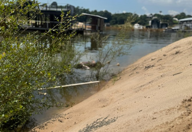 Corpo é encontrado boiando sendo devorado por peixes na Praia Dourada