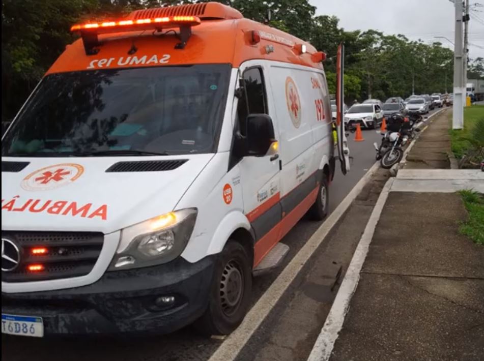 Acidente deixa ferido e trânsito caótico em avenida de Manaus