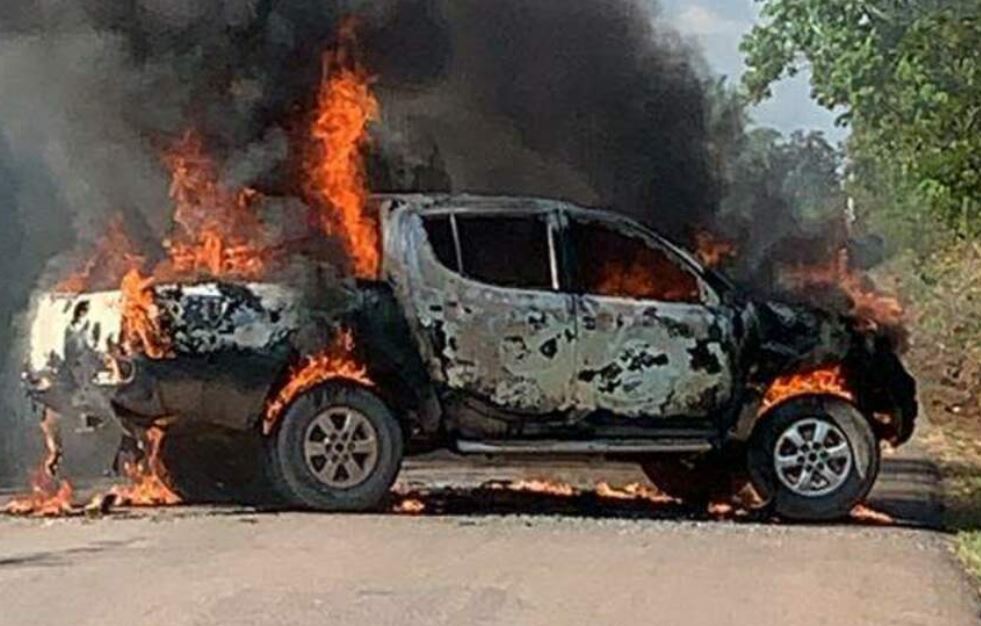Criminosos roubam malotes de dinheiro e incendeiam carro no Amazonas