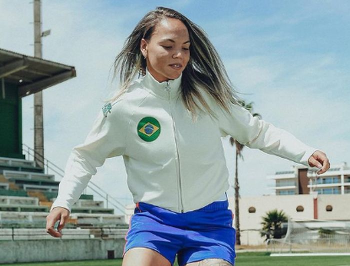 Nycole se manifesta após corte na seleção