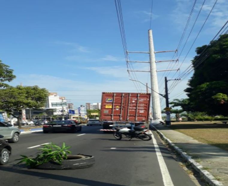 Carreta em pane na Av. Efigênio Sales causa retenção na Bola do Coroado