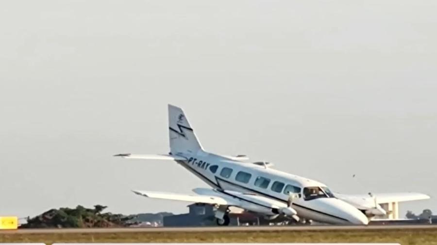 Avião bimotor tem problemas no pouso e toca bico no chão em aeroporto