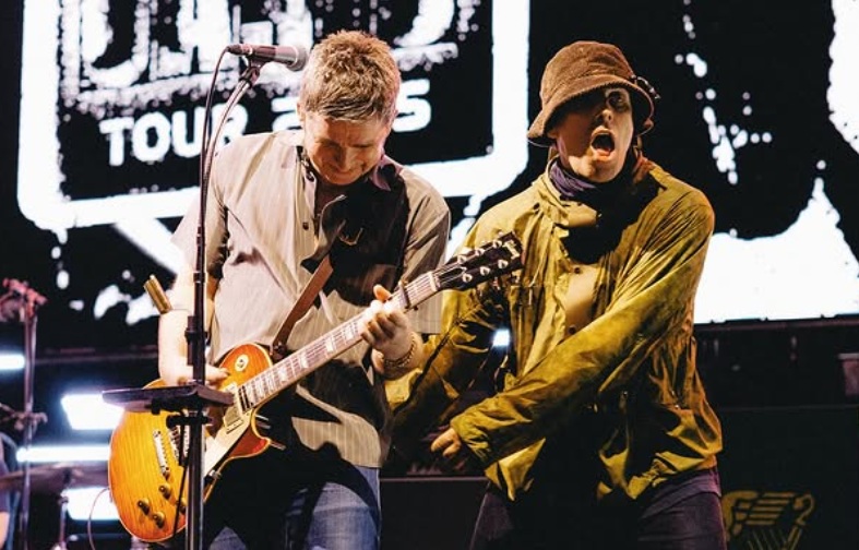 Homem morre ao cair de arquibanca durante show do Oasis em Londres