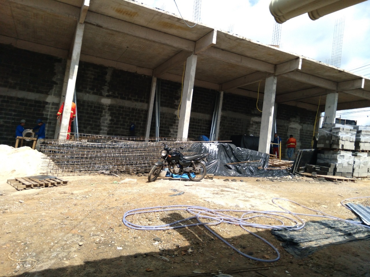 Obra comercial com placa falsa é embargada pela prefeitura em Manaus