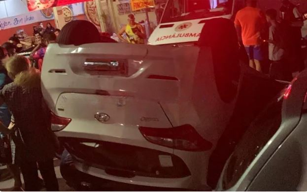 Com sinais de embriaguez, homem capota com carro em rua de Manaus