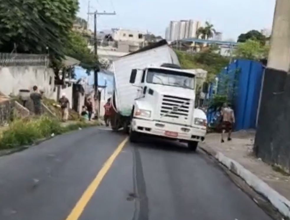 Rua permanece interditada após carreta tombar e esmagar carro em Manaus