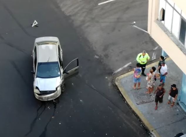 Acidente: Carros colidem violentamente no Centro de Manaus