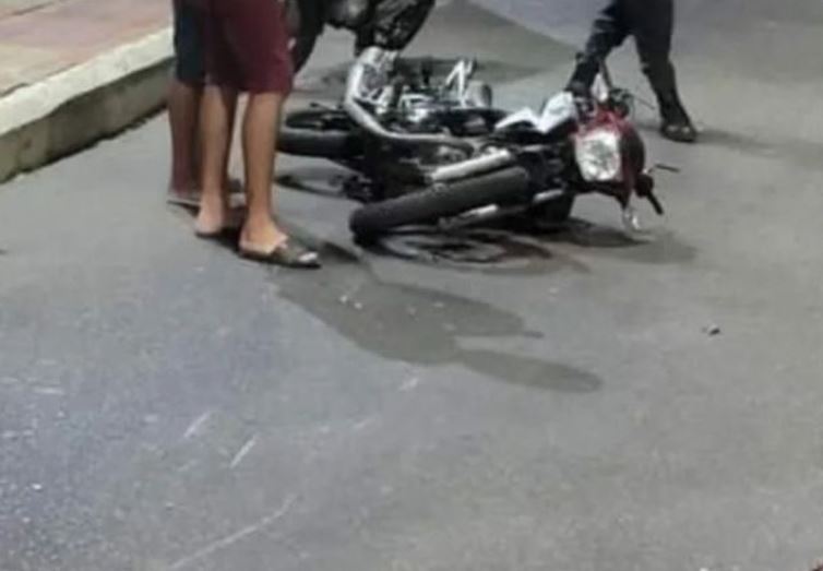 Jovem morre ao bater com motocicleta em árvore no Educandos