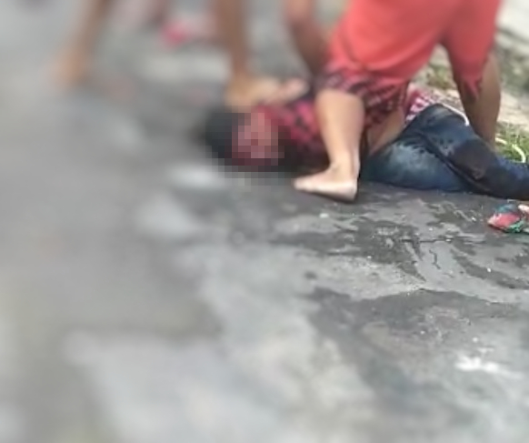 Assaltante é atropelado, espancado e amarrado por populares em Manaus 