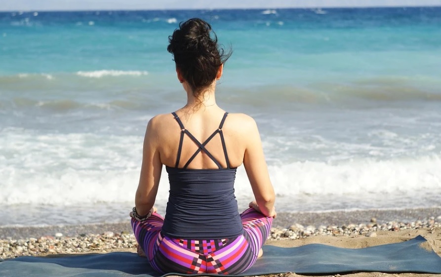 10 pessoas morrem após serem arrastadas pelo mar durante meditação 