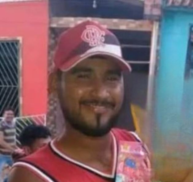 Homem é achado boiando em igarapé com tiro na cabeça no Amazonas