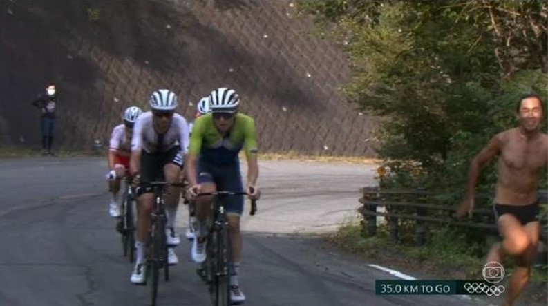 Homem de sunga invade prova de ciclismo nas Olimpíadas e rouba a cena; veja