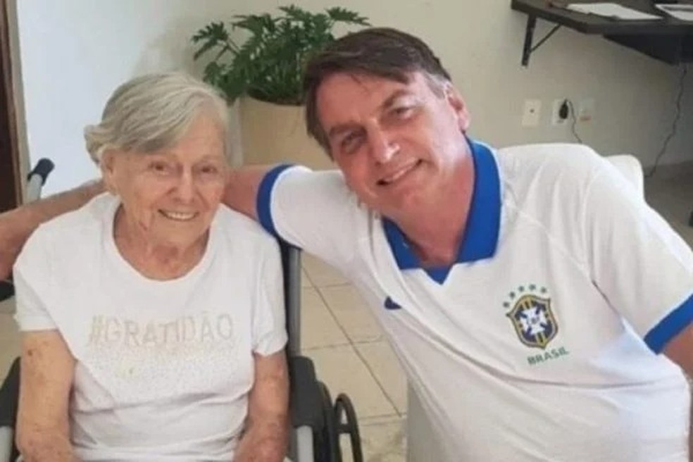 Mãe de Bolsonaro é internada em São Paulo