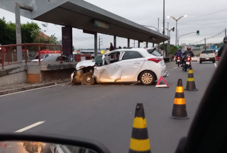Motorista de app dorme ao volante e sofre acidente em avenida de Manaus