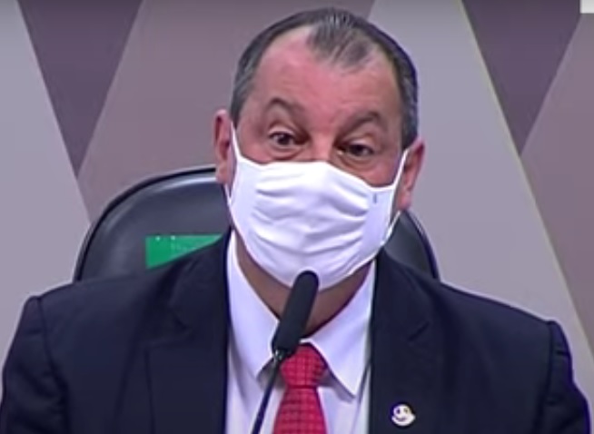 Aziz rebate provocação de Bolsonaro: 'Perca seu tempo em salvar vidas'