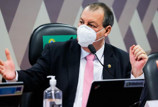 Senador Omar pede inclusão de policiais e bombeiros para vacinação