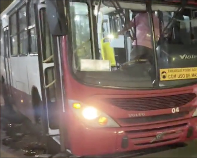 Homem armado assalta ônibus da linha 560 em Manaus