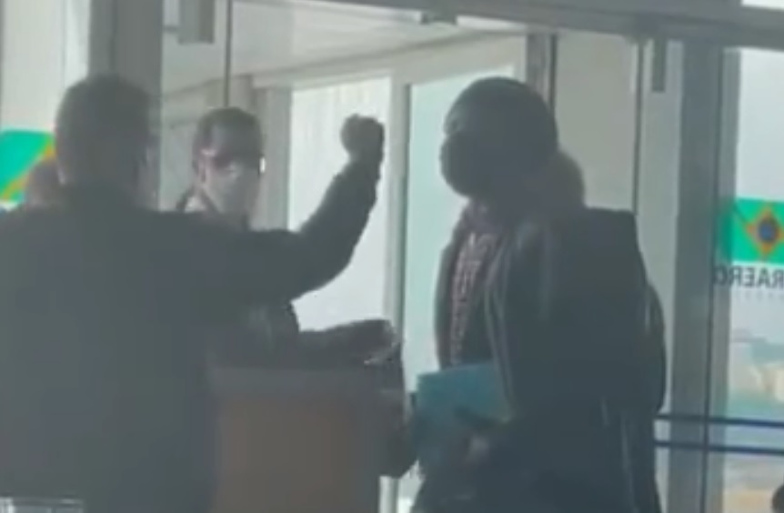 Vídeo: Toni Garrido bate boca com funcionários de cia aérea em aeroporto