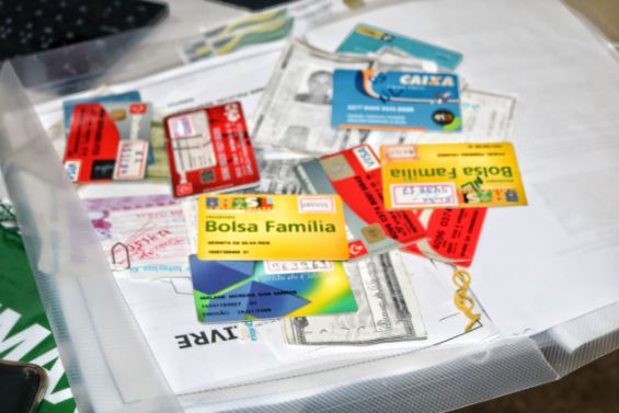 Operação mira comerciantes que retém cartões benefícios de clientes no AM