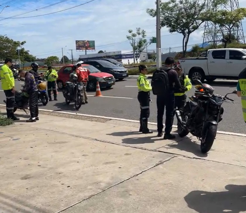 Operação flagra motoristas sem CNH e veículos sucateados na Av. das Torres