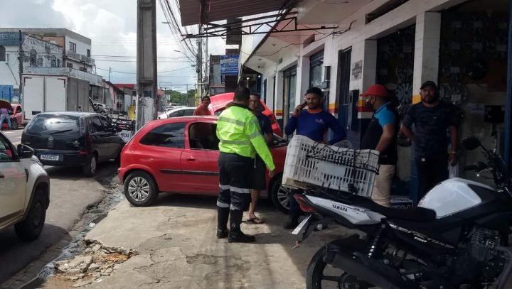 Veículos estacionados em calçadas são fiscalizados em Manaus