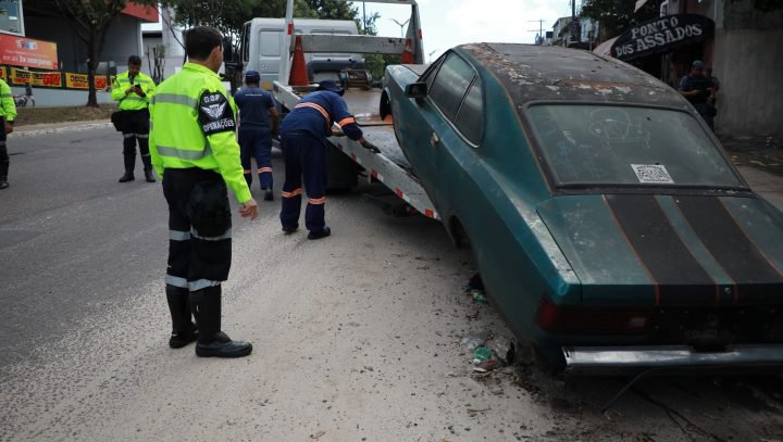 Veículos abandonados são removidos de ruas de Manaus