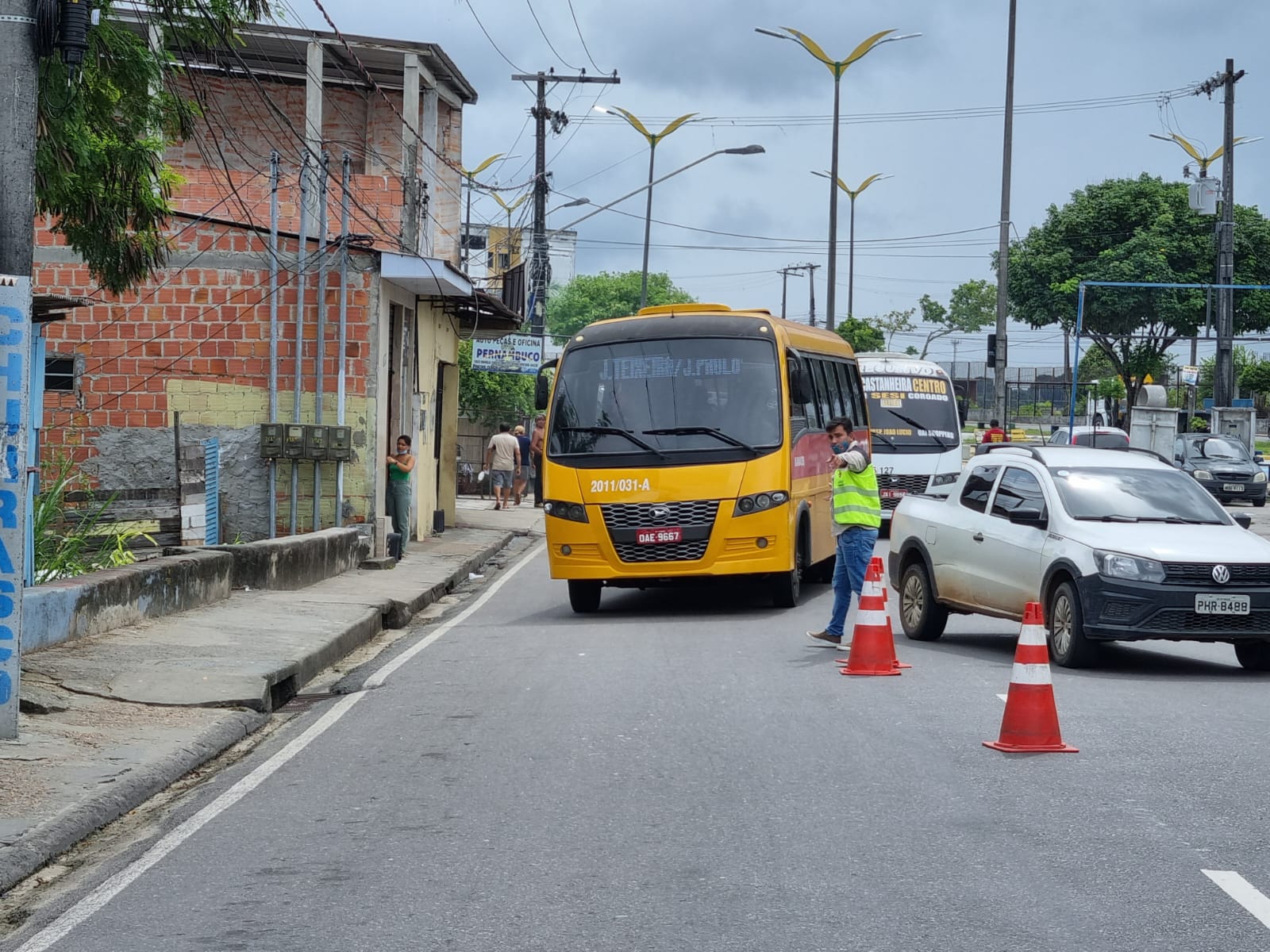 Micro-ônibus e motocicletas são apreendidos durante fiscalização em Manaus
