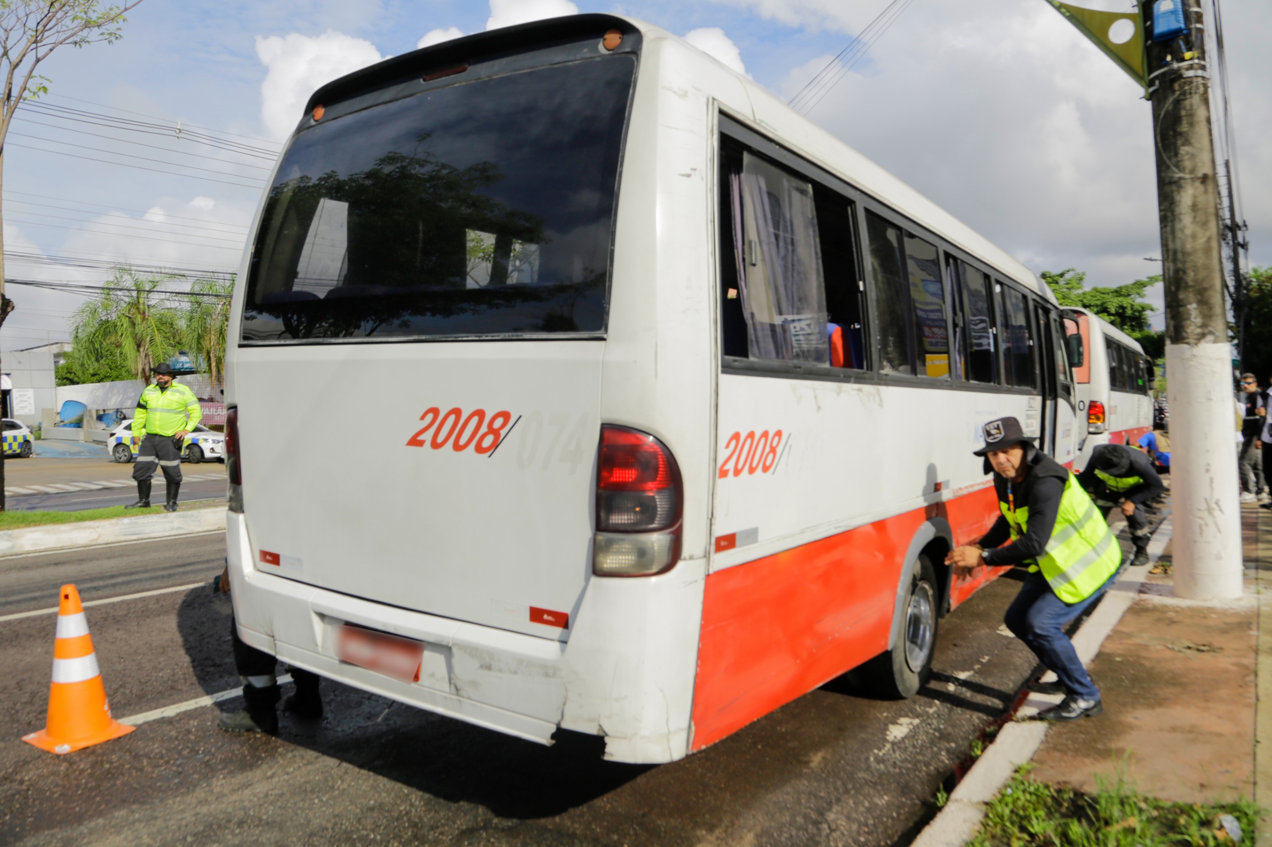 Operação retira 131 veículos irregulares das ruas de Manaus