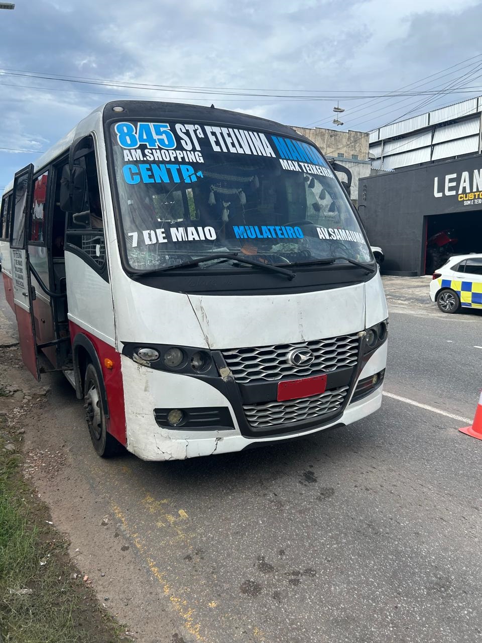 Operação flagra sete micro-ônibus irregulares na Avenida do Turismo