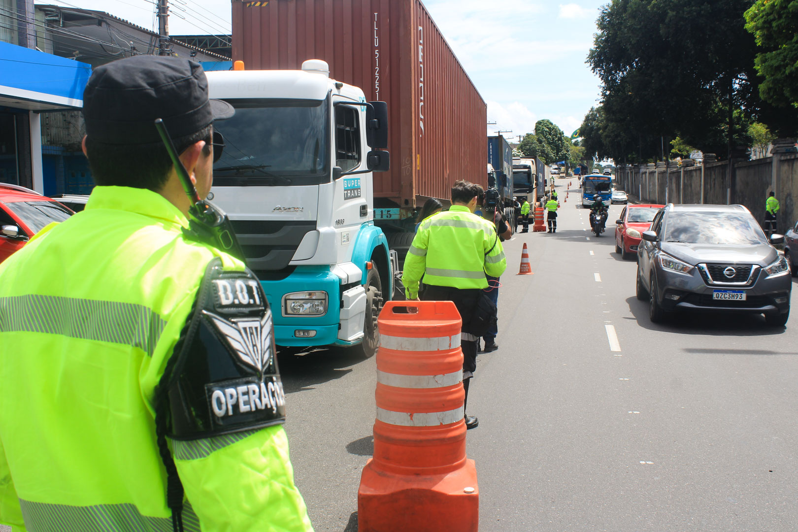 Motoristas de veículos pesados são autuados durante operação em Manaus