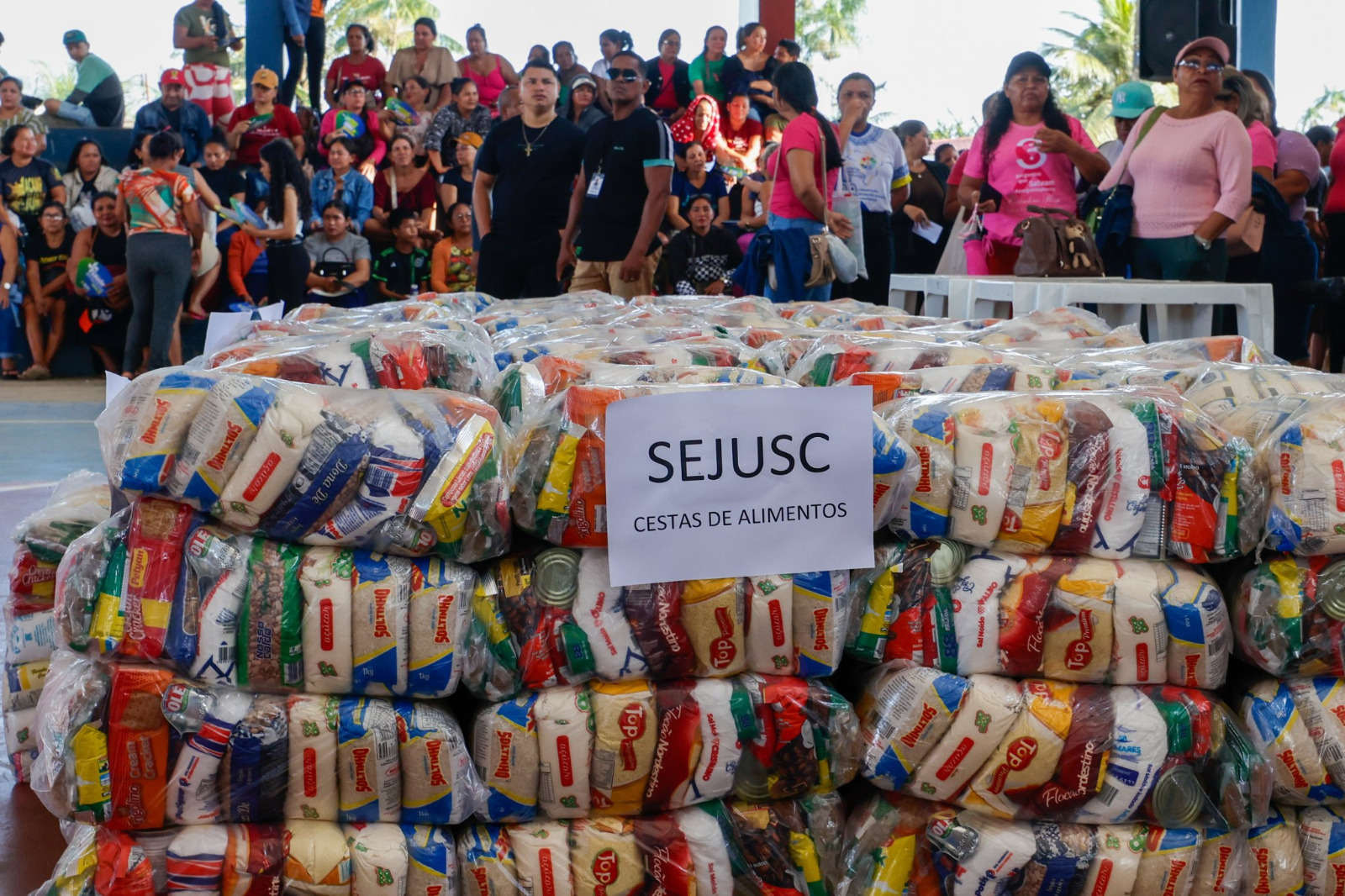 Famílias afetadas pela cheia recebem 60 toneladas de alimentos no Amazonas