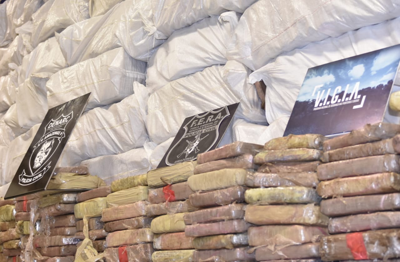 Duas toneladas de drogas são apreendidas em barco no Amazonas