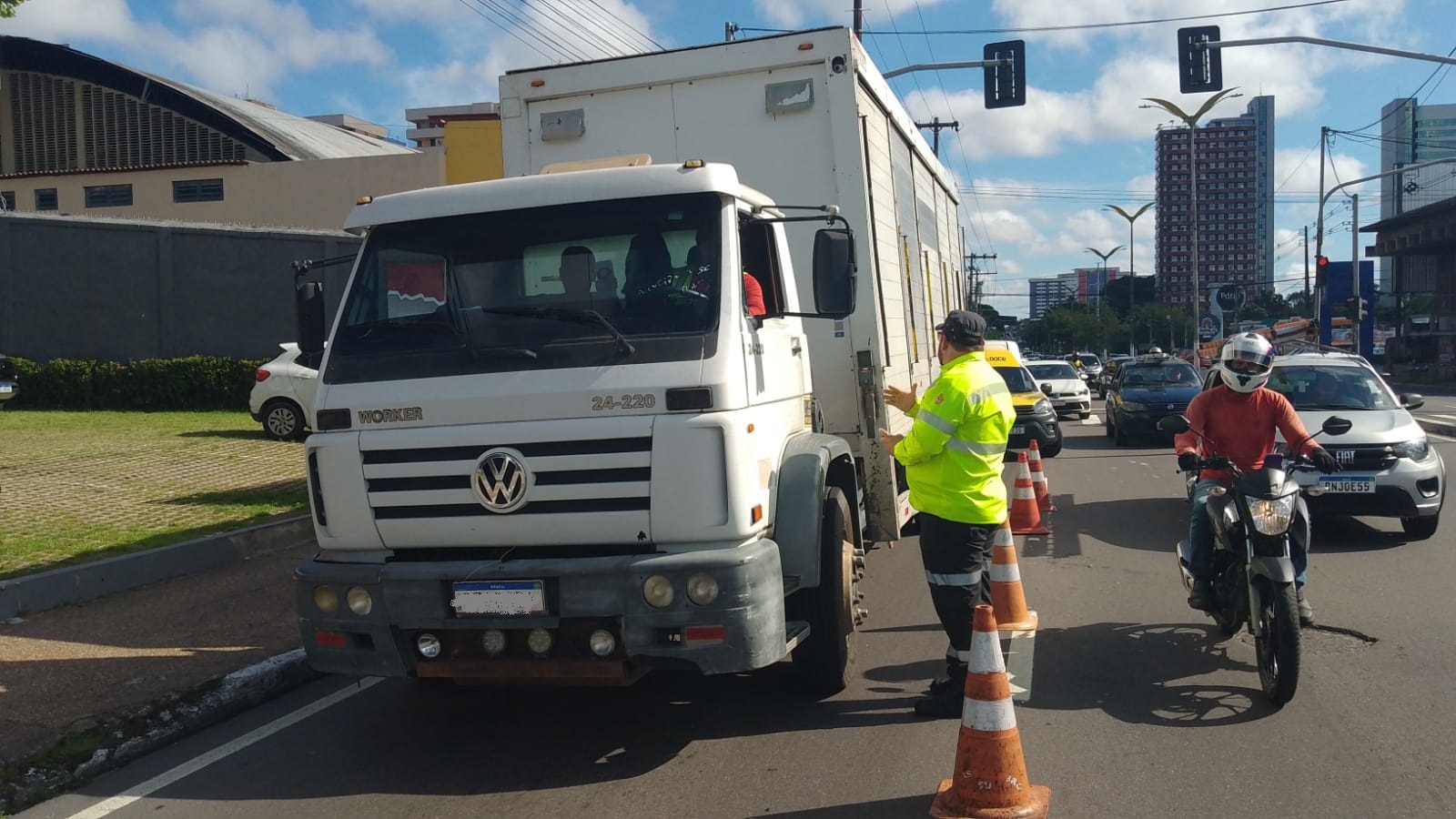 Veículos pesados são alvo de operação na avenida Constantino Nery